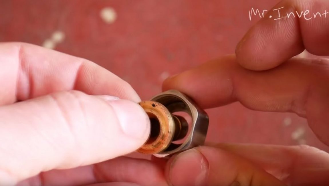 Nous insérons un raccord pour un tuyau de plus petit diamètre et un joint torique dans l'écrou