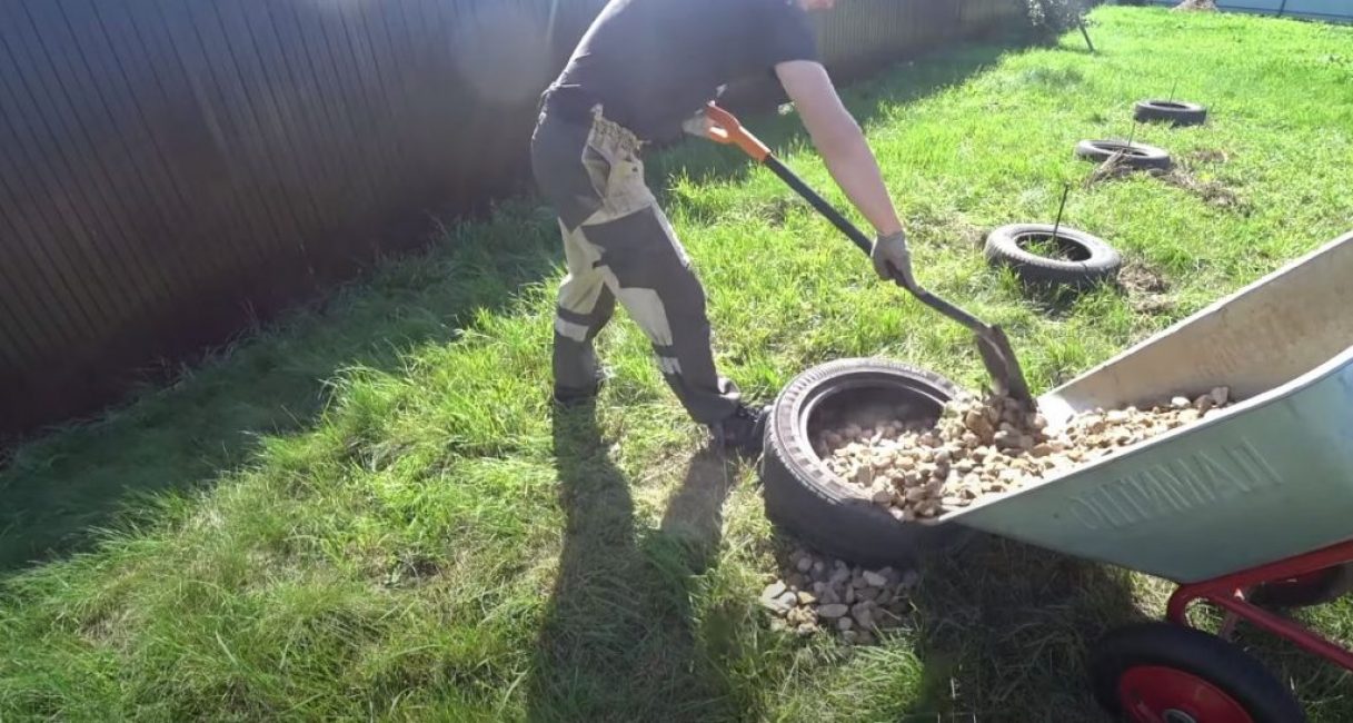 Nous remplissons l'espace intérieur du pneu avec du gravier