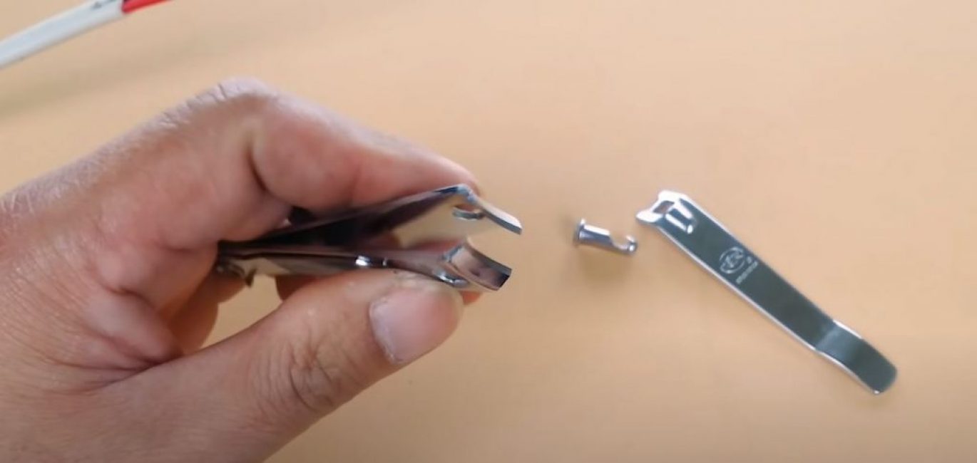 Vous devez d'abord retirer le rivet et le levier de serrage de la pince