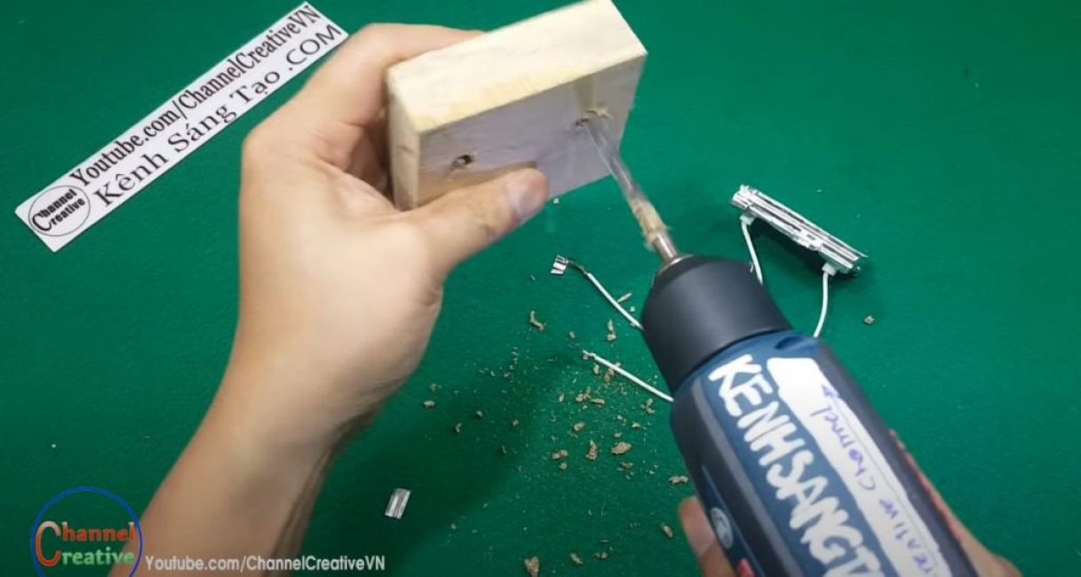 D'un bloc de bois, nous avons coupé la base de la baignoire