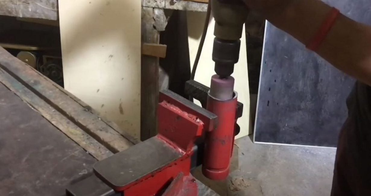 Nous meulons le diamètre intérieur le long des bords du tuyau pour les roulements