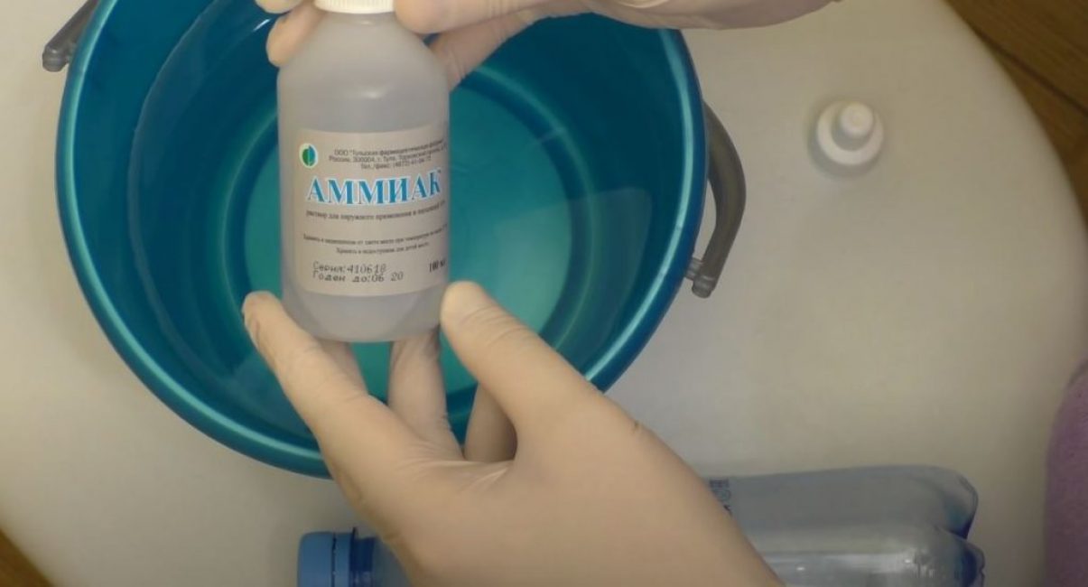 Verser 50 ml d'ammoniac dans le mélange obtenu. On mélange bien tout