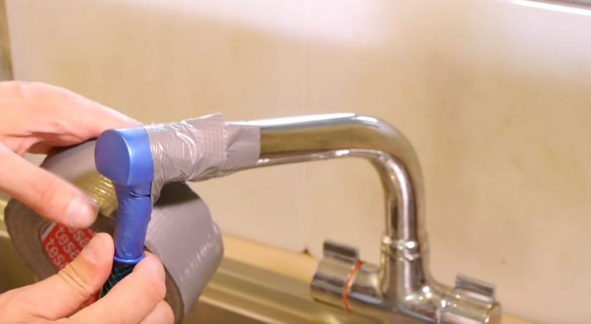 Nous mettons la balle sur le mélangeur