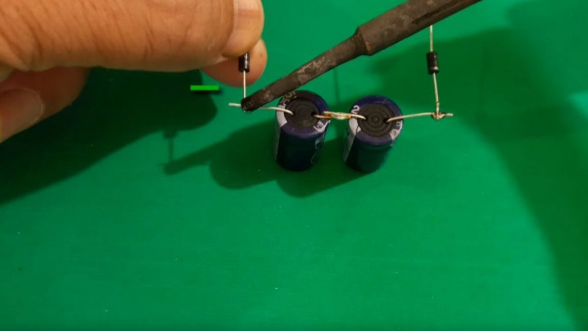 Aux deuxièmes pattes des condensateurs, en respectant la polarité, soudez les diodes