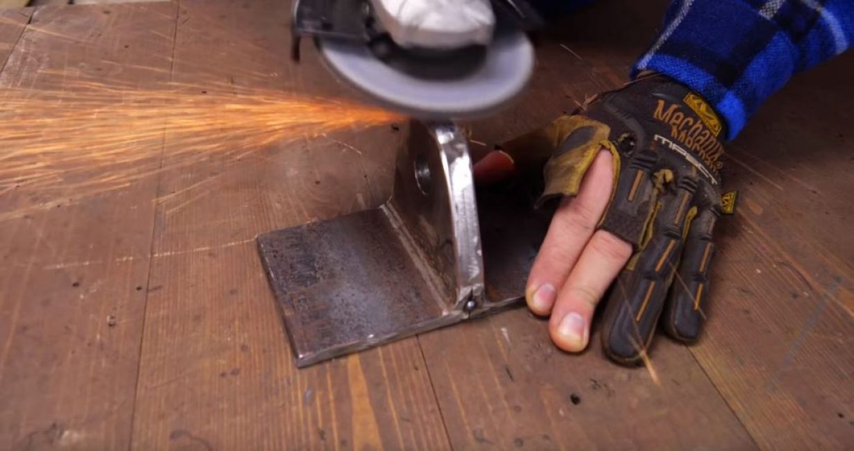 Avec un marqueur, nous décrivons la forme du support et le coupons avec une meuleuse