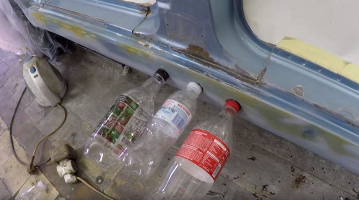 coller des bouteilles en plastique sur toute la longueur de la bosse