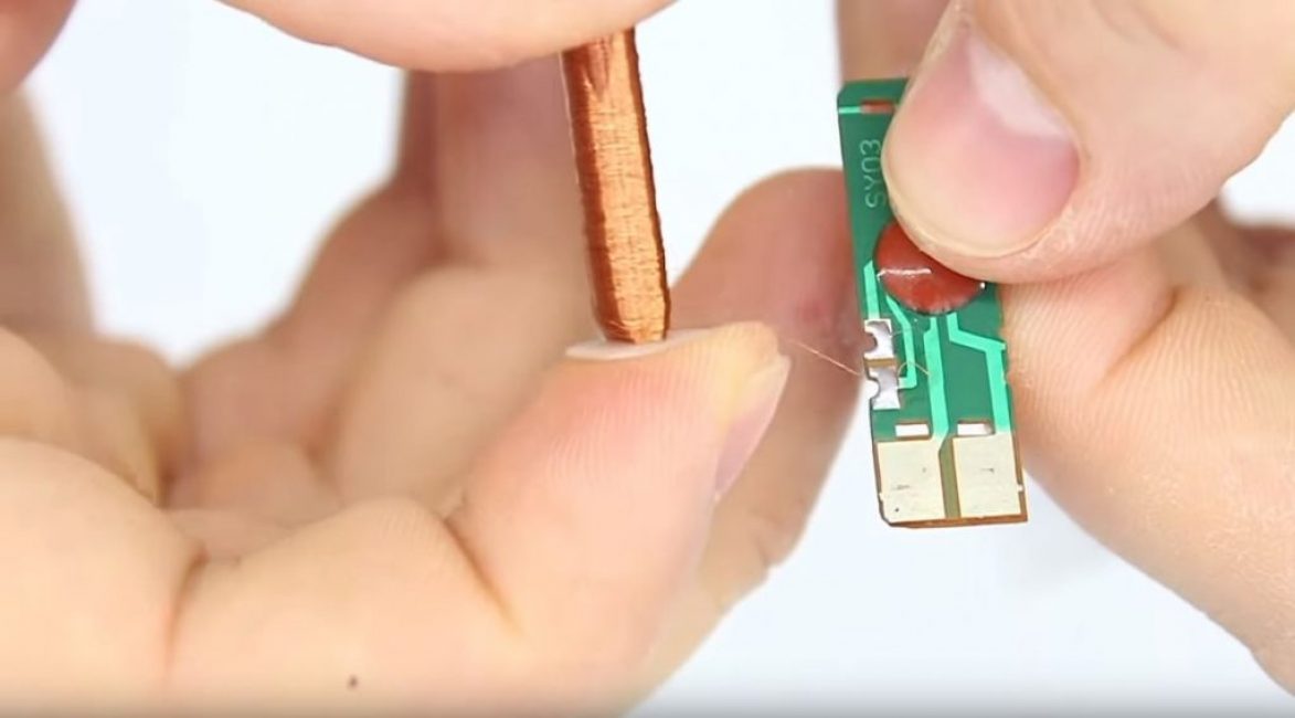 Nous retirons l'électroaimant de la carte et déchirons ses fils