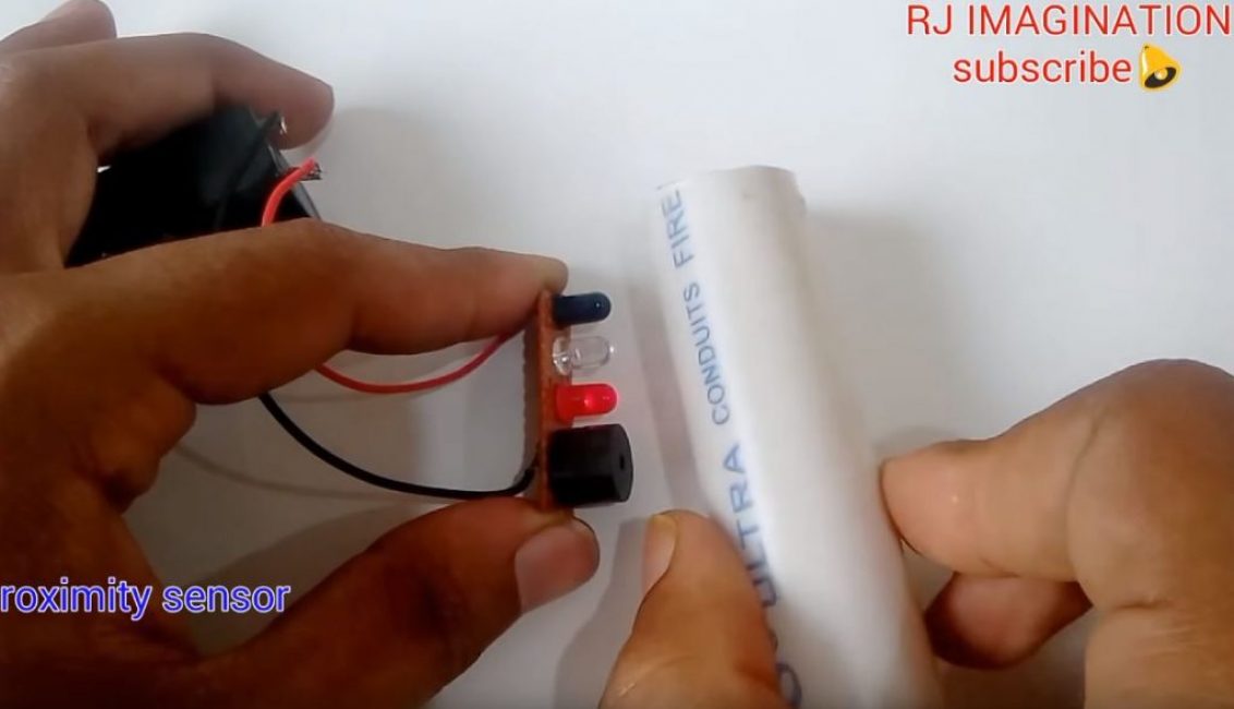 Lorsqu'un objet s'approche du capteur, la LED s'allume et le buzzer retentit.