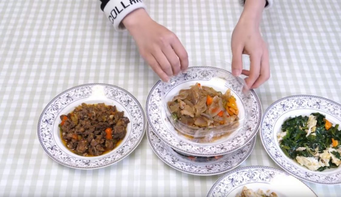 Nous mettons une deuxième assiette dessus.