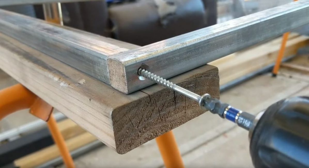 Nous assemblons la structure en la serrant avec des vis autotaraudeuses