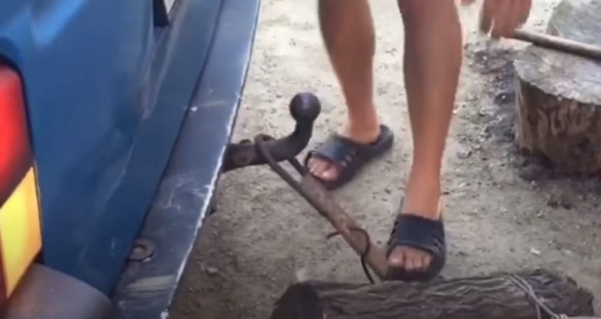 Nous personnalisons la voiture et mettons la pince sur l'attelage de remorquage