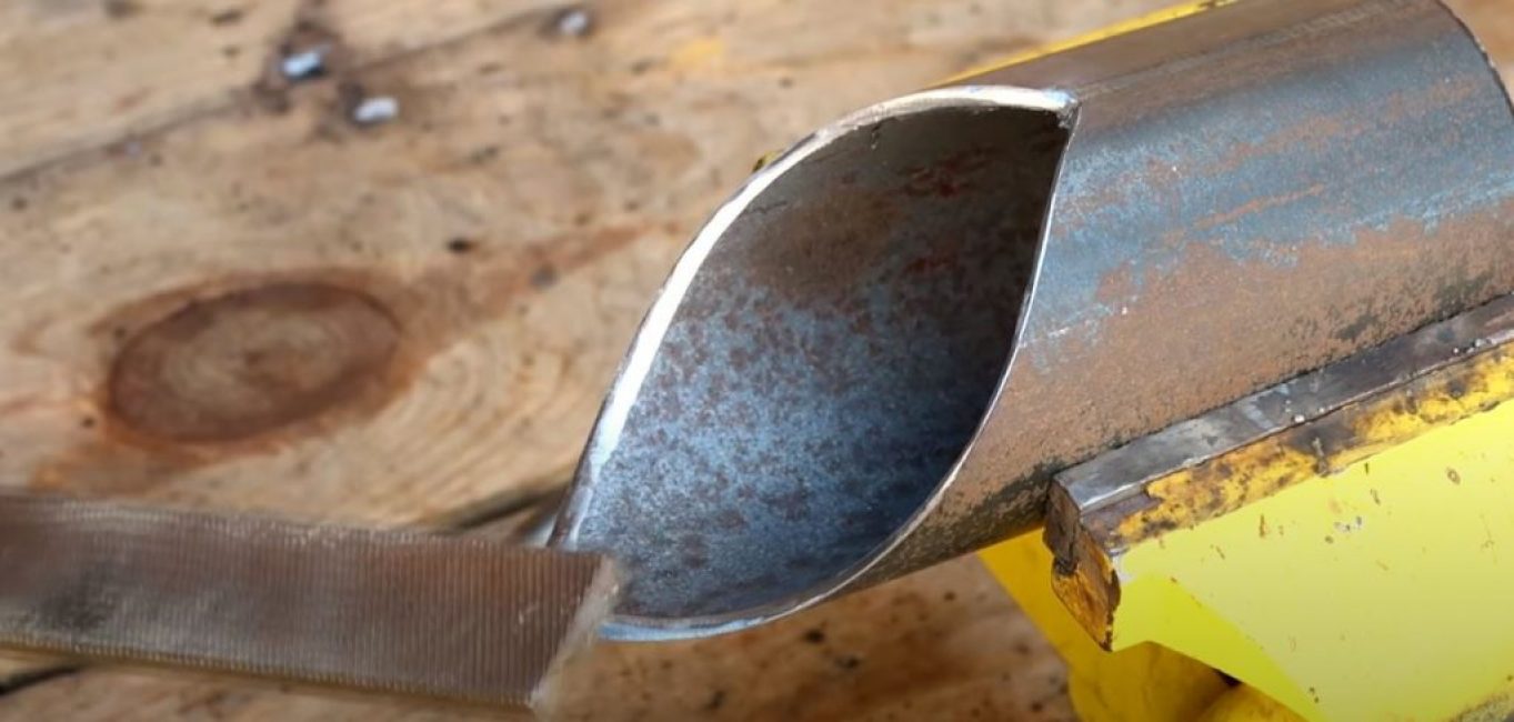 moudre d'abord avec une meuleuse, puis finir avec une lime