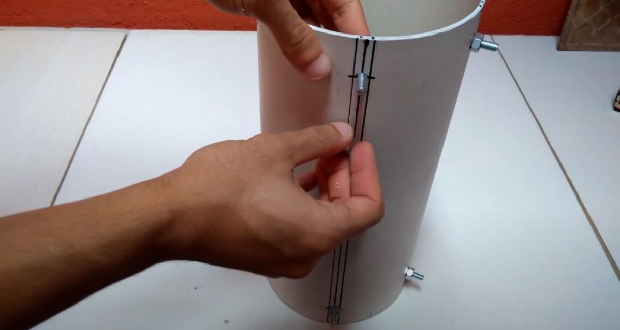 marquer les emplacements des futures jambes avec un feutre