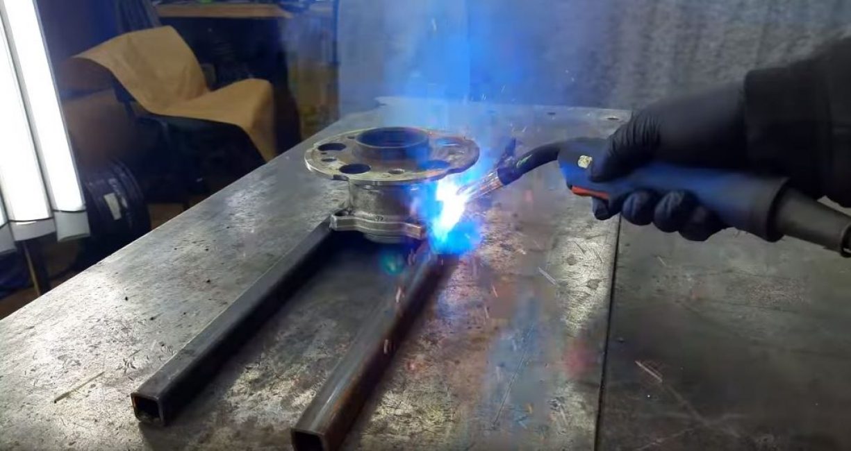 Nous soudons le moyeu au centre prévu des deux tuyaux