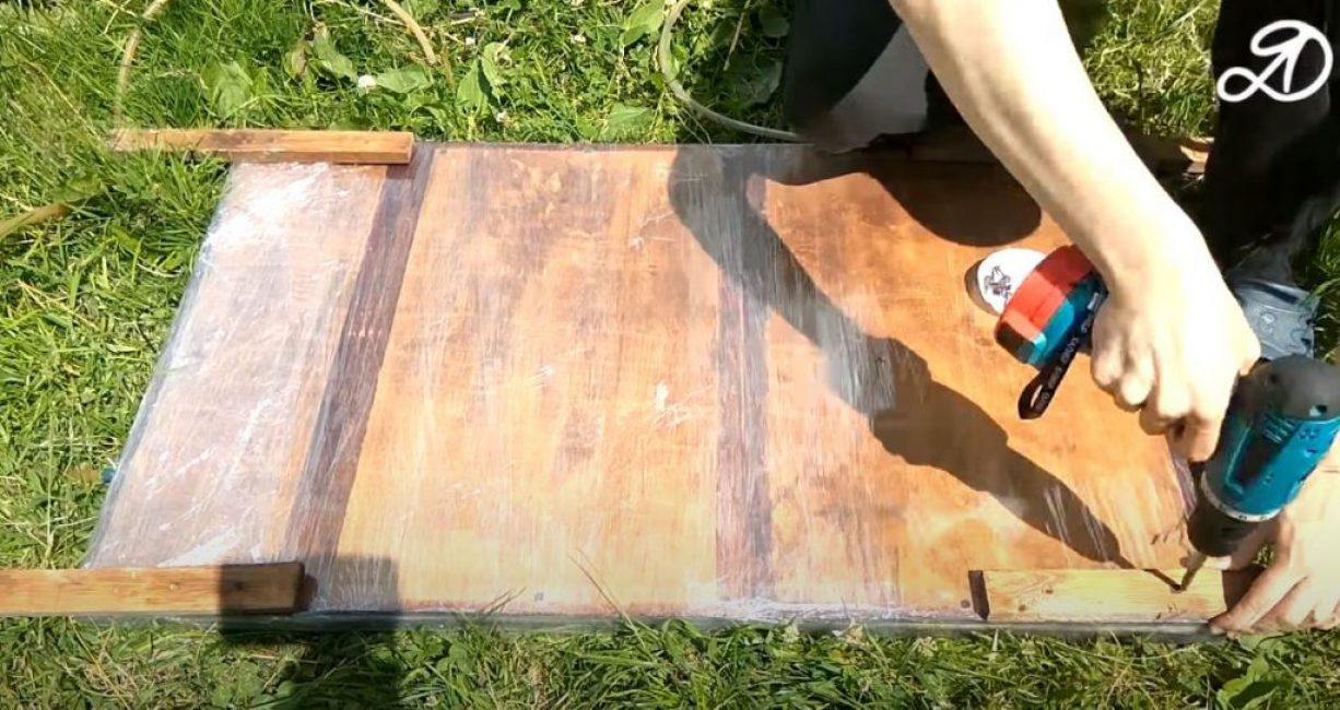 Pour faciliter le transport et l'installation, nous attachons des poignées au corps