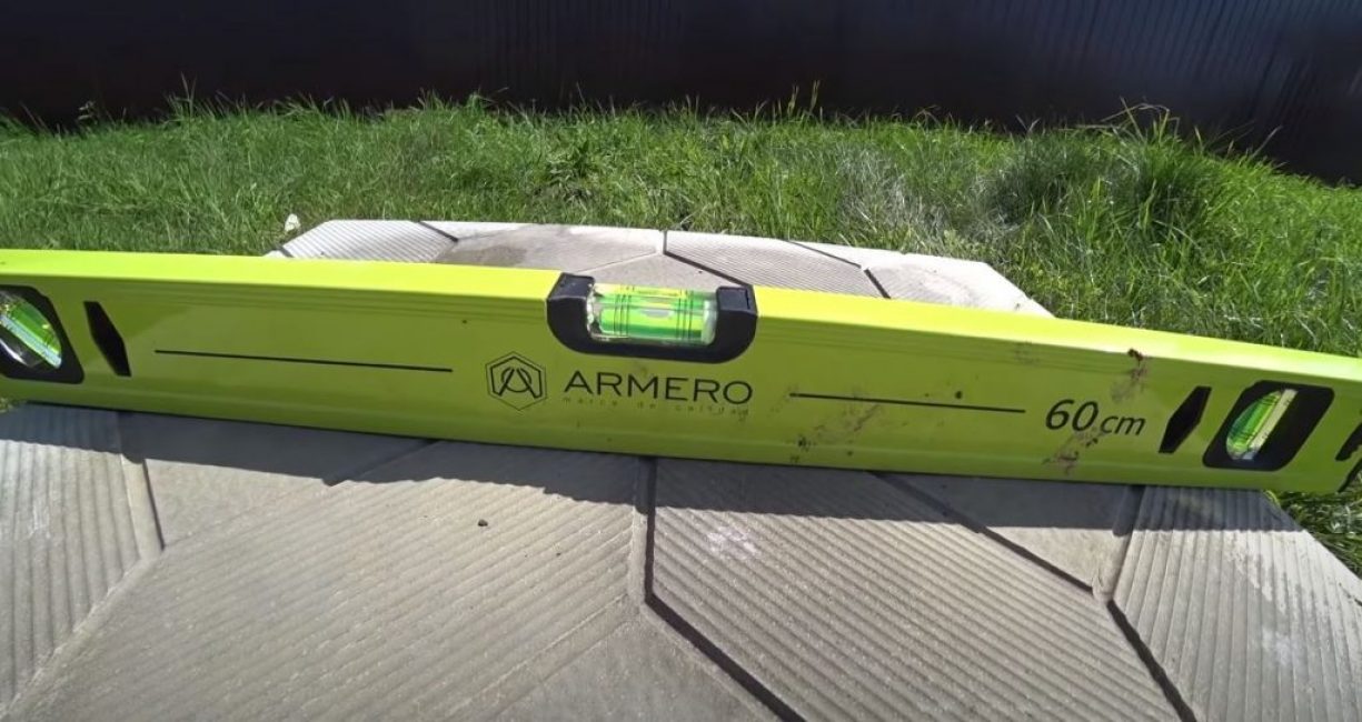 Poser des dalles de pavage sur les pneus