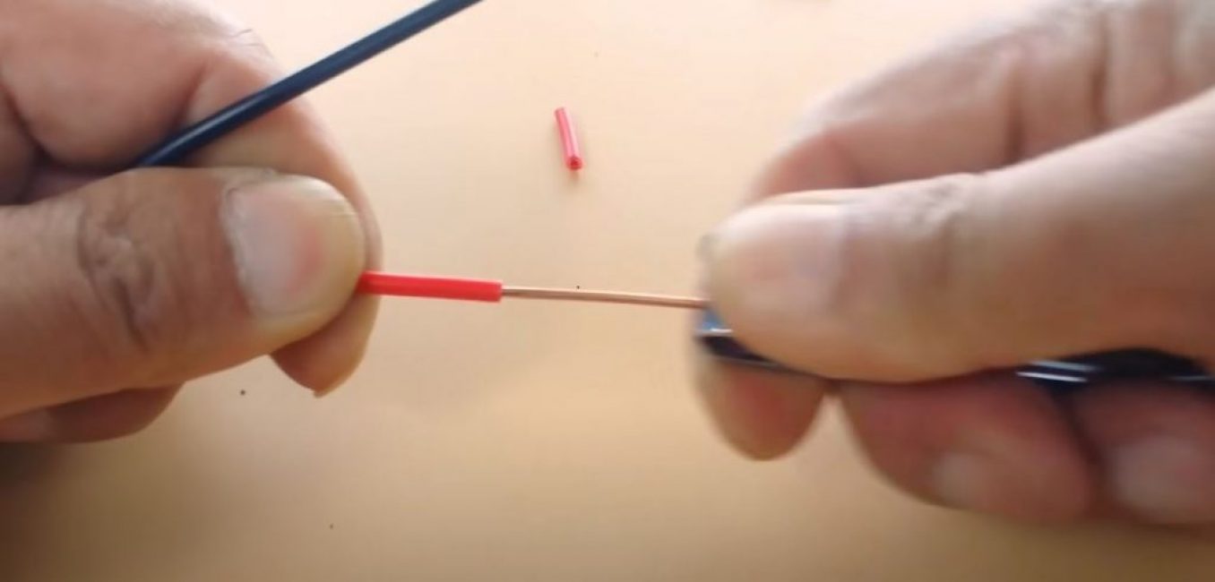 En tournant les pinces coupantes, coupez l'isolant sur toute la circonférence du fil et retirez-le