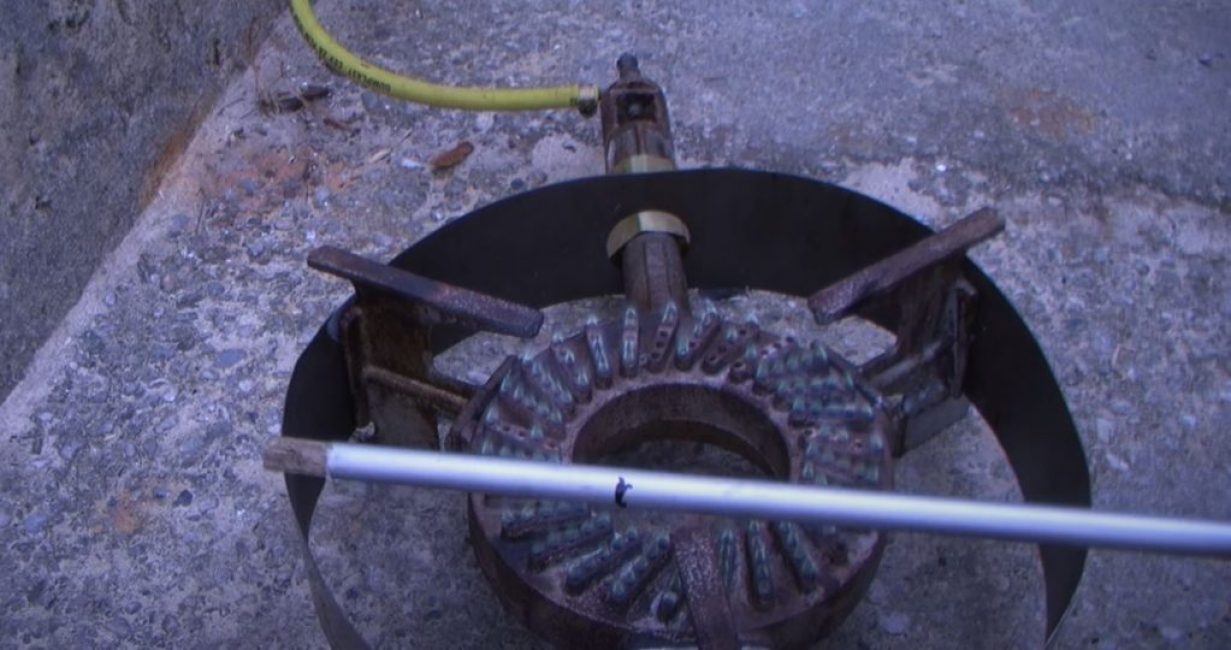 Nous chauffons le coude sur le brûleur à gaz