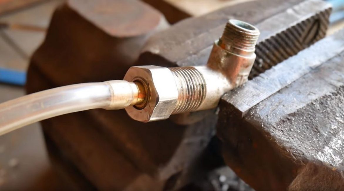 Visser l'écrou sur le tuyau