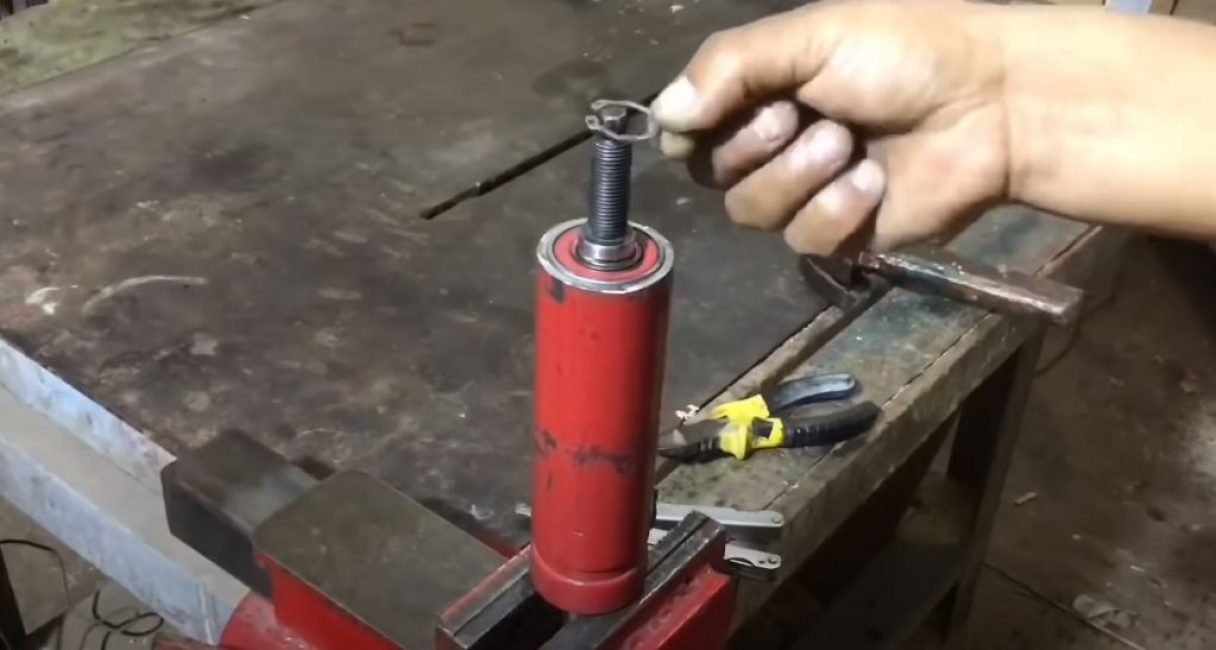 Nous insérons la tige et les roulements dans le tuyau