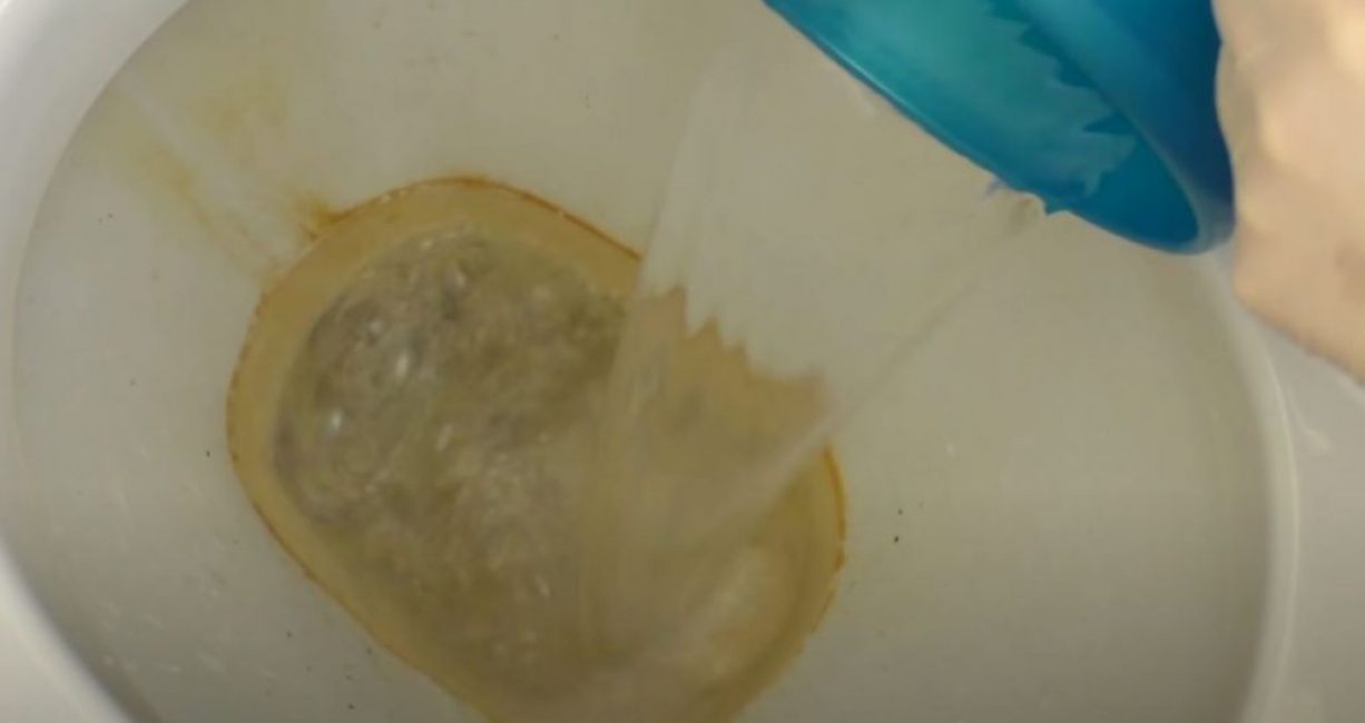 Verser le mélange obtenu dans les toilettes