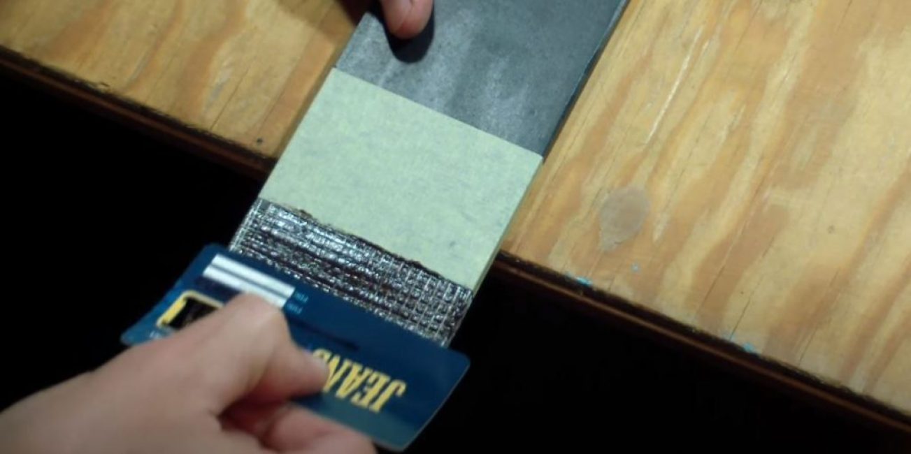 Lissez la couche de silicone avec une spatule.