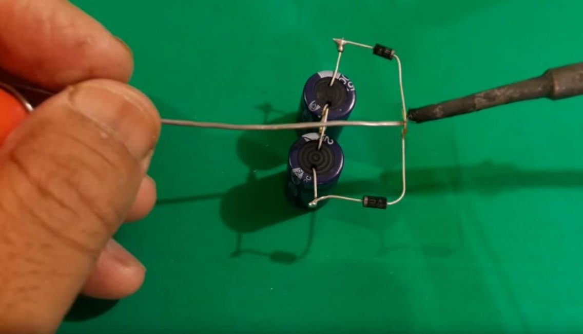 Nous soudons les jambes restantes des diodes de redressement les unes aux autres