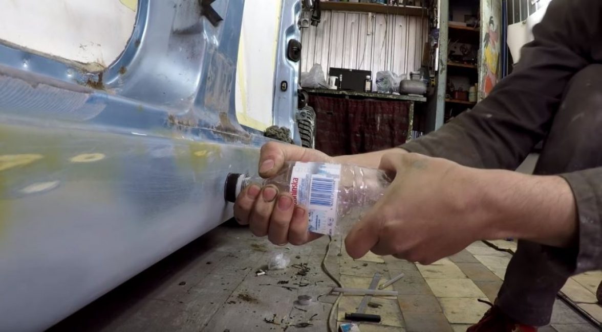 En tenant la bouteille par la main, tirez-la vers vous