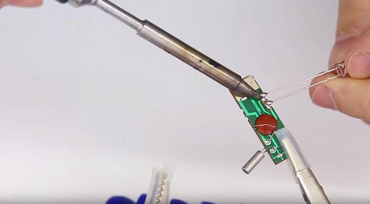 Nous fixons la carte dans la pince et soudons l'une des deux LED