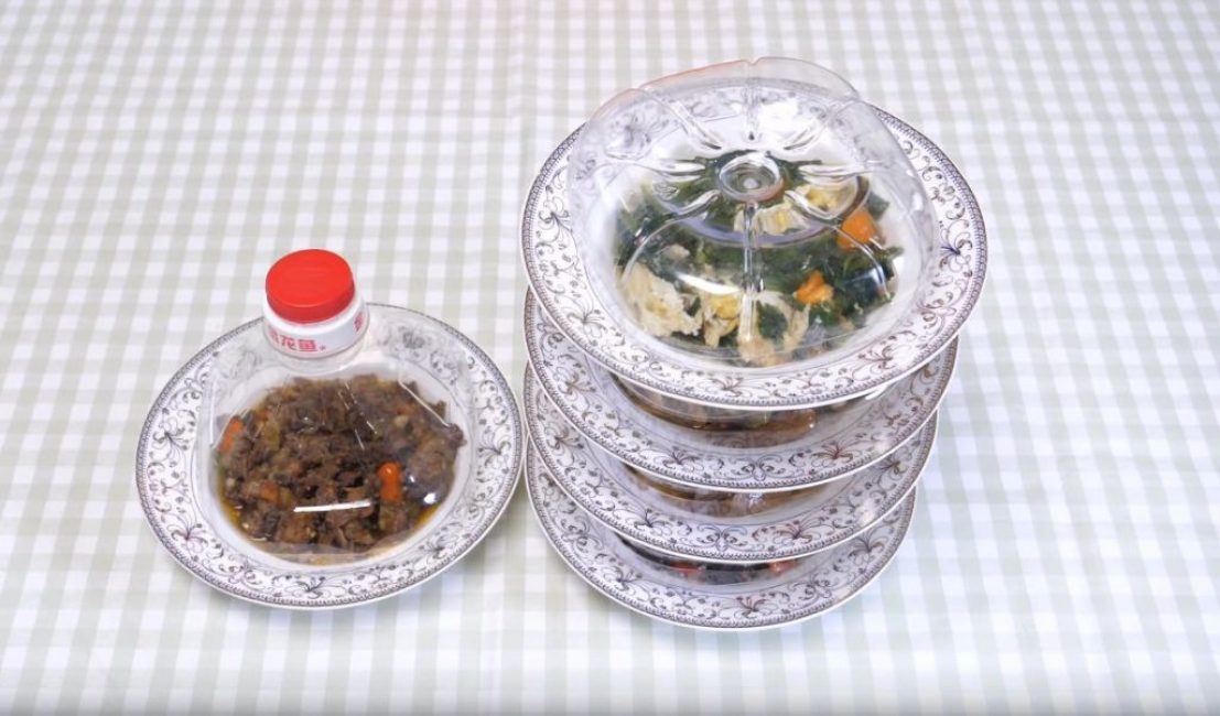 Nous couvrons la plaque supérieure avec un fond coupé