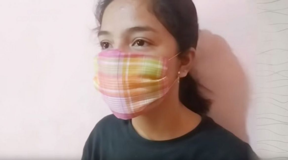 Le masque doit être porté avec le côté replié vers le visage.