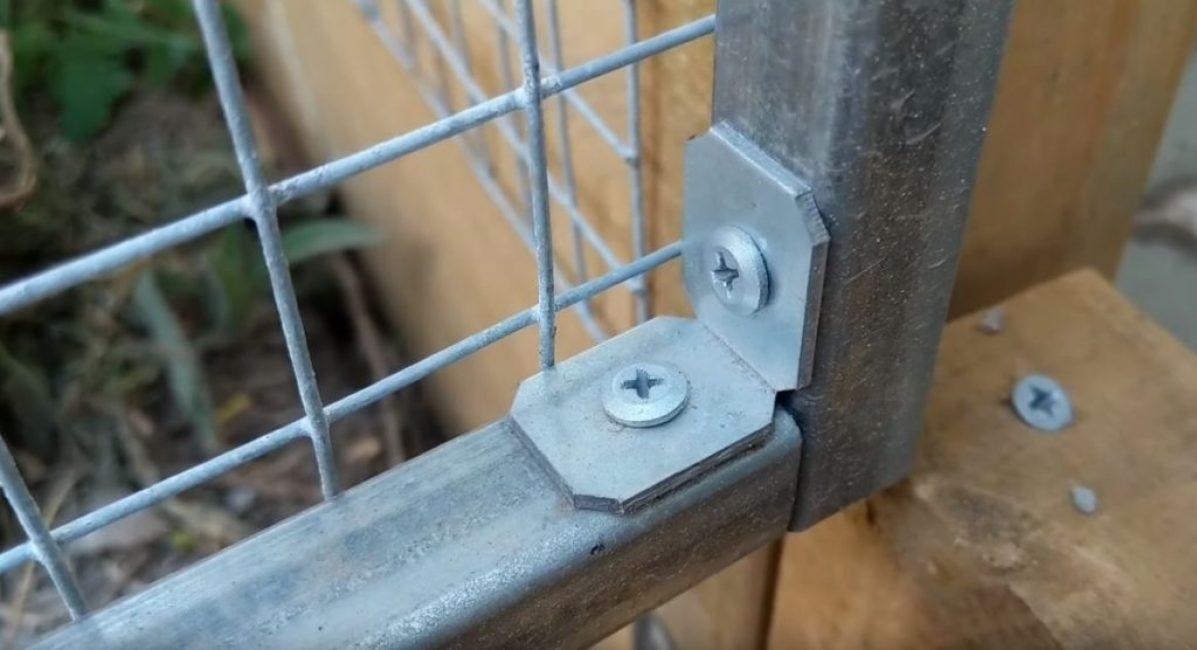 renforcer les coins avec des coins métalliques