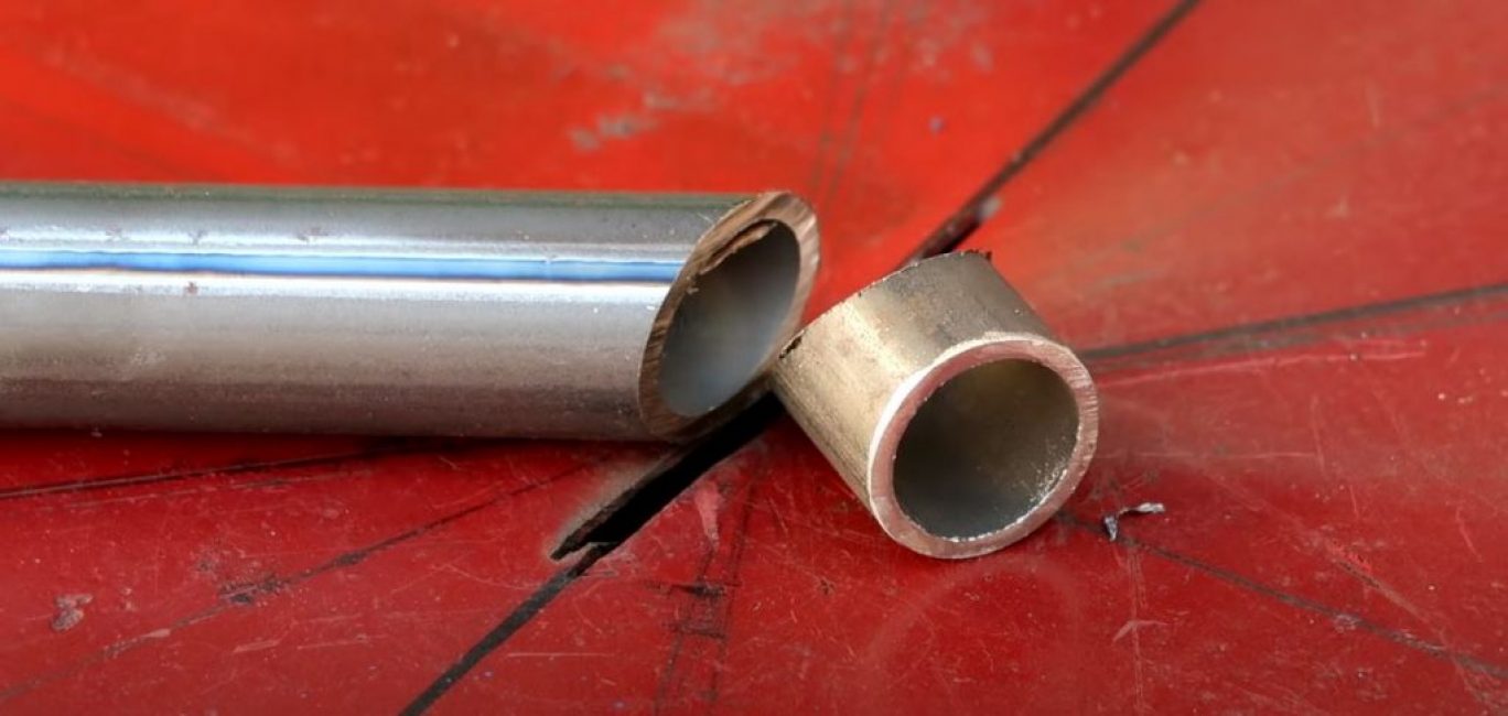 nous coupons l'extrémité du tuyau à un angle pratique pour le travail