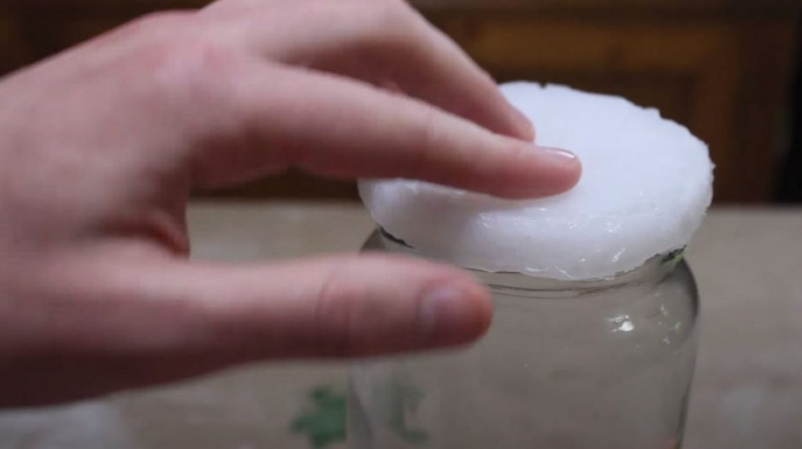 Le couvercle s'adapte parfaitement au col du bocal.