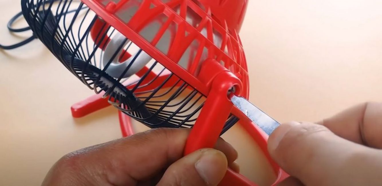 si un tournevis n'est pas à portée de main, utilisez une lime à ongles