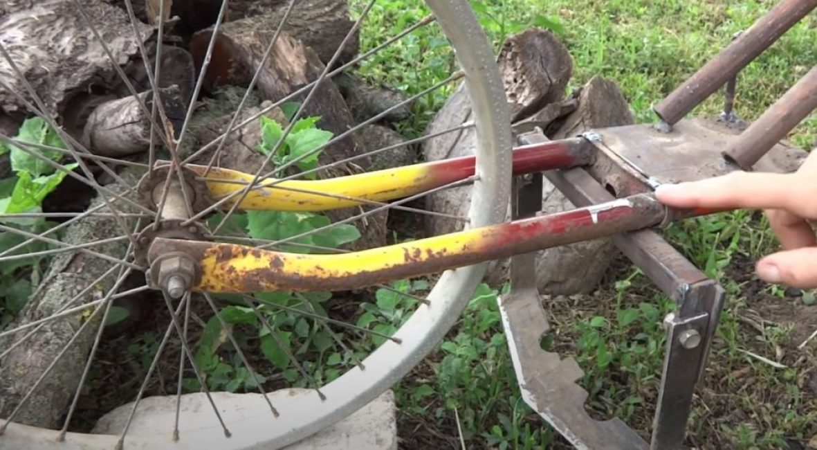 Nous soudons deux tuyaux sur les entretoises du renfort