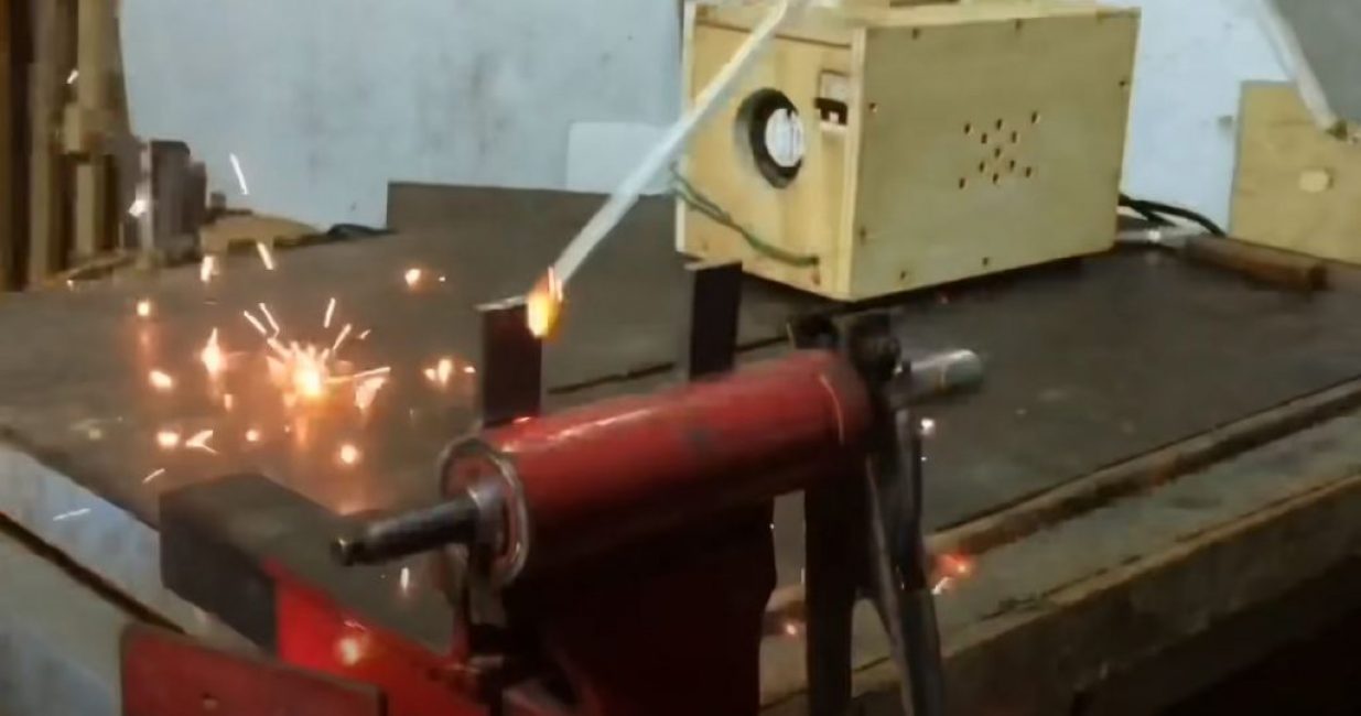 Nous soudons les jambes le long des bords du corps à partir du tuyau