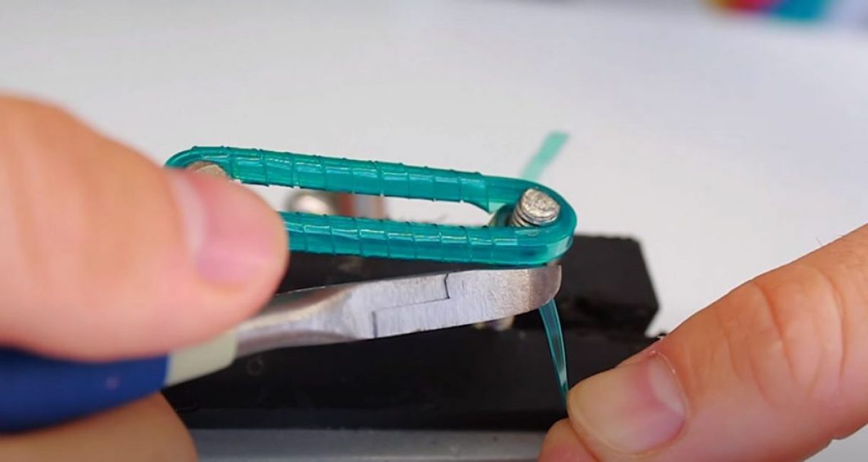 Ensuite, nous enveloppons étroitement les longs côtés du lien avec le reste du ruban.