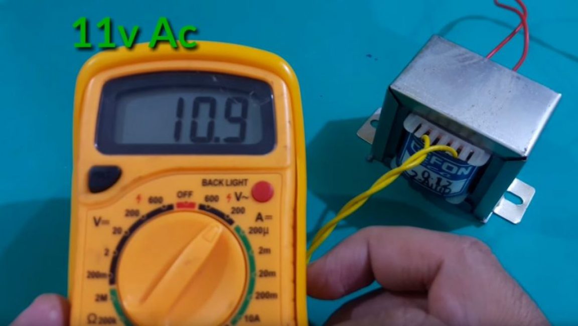 Nous mesurons la tension sur l'enroulement secondaire du transformateur avec un multimètre
