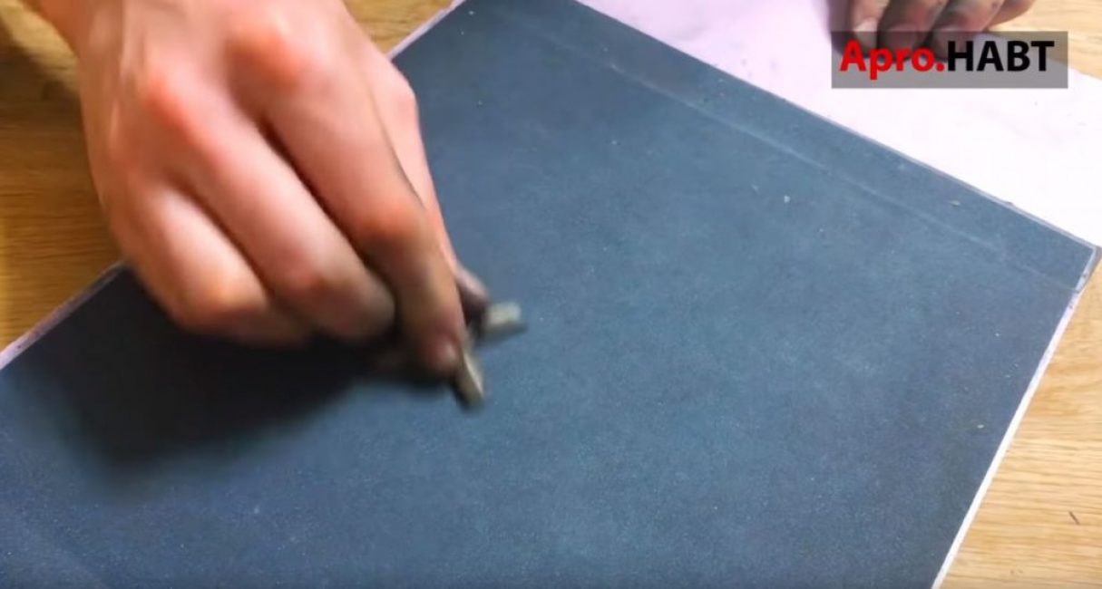 De la même manière que pour le maillage, nous aiguisons le couteau à pétales