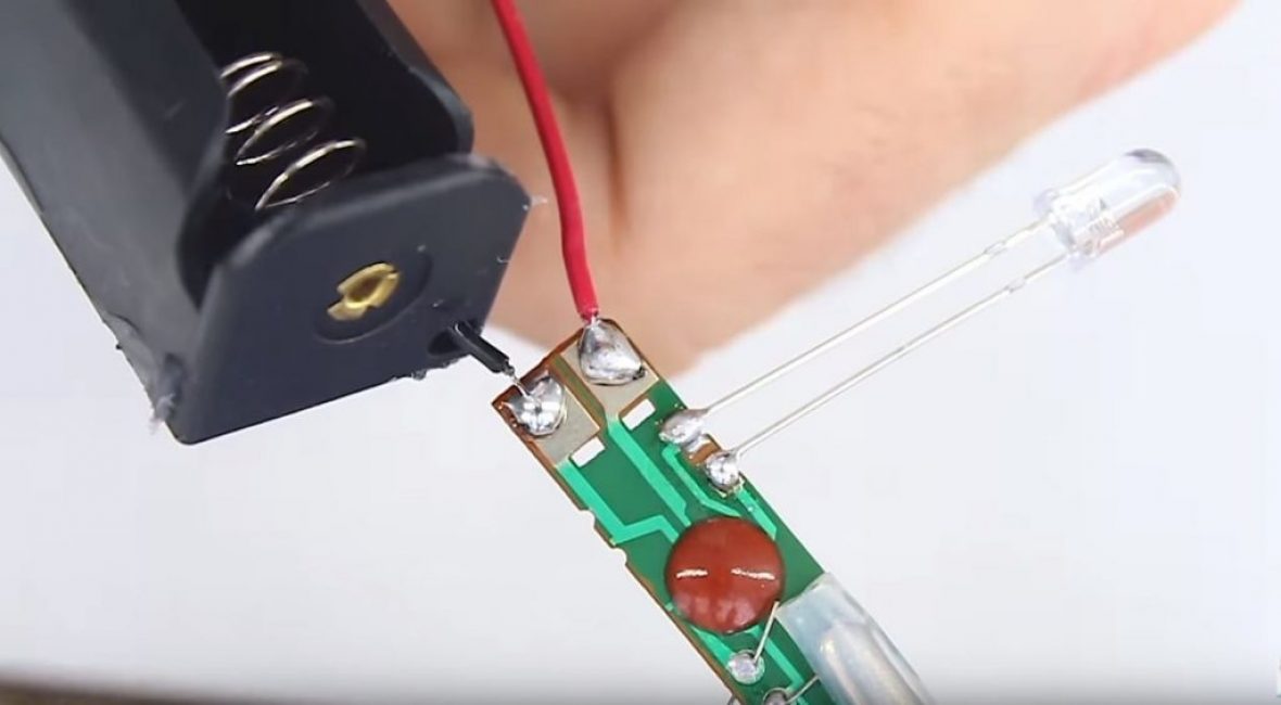 souder les fils du boîtier de la batterie à la carte