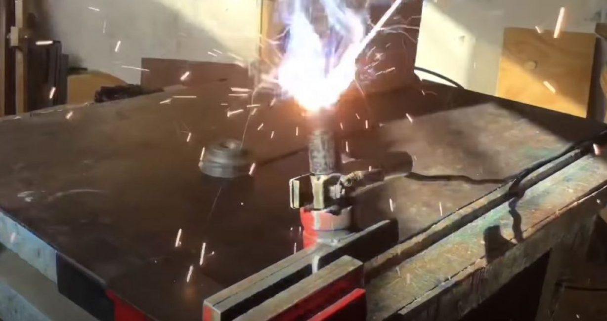 Nous le soudons à l'arbre et meulons les bords