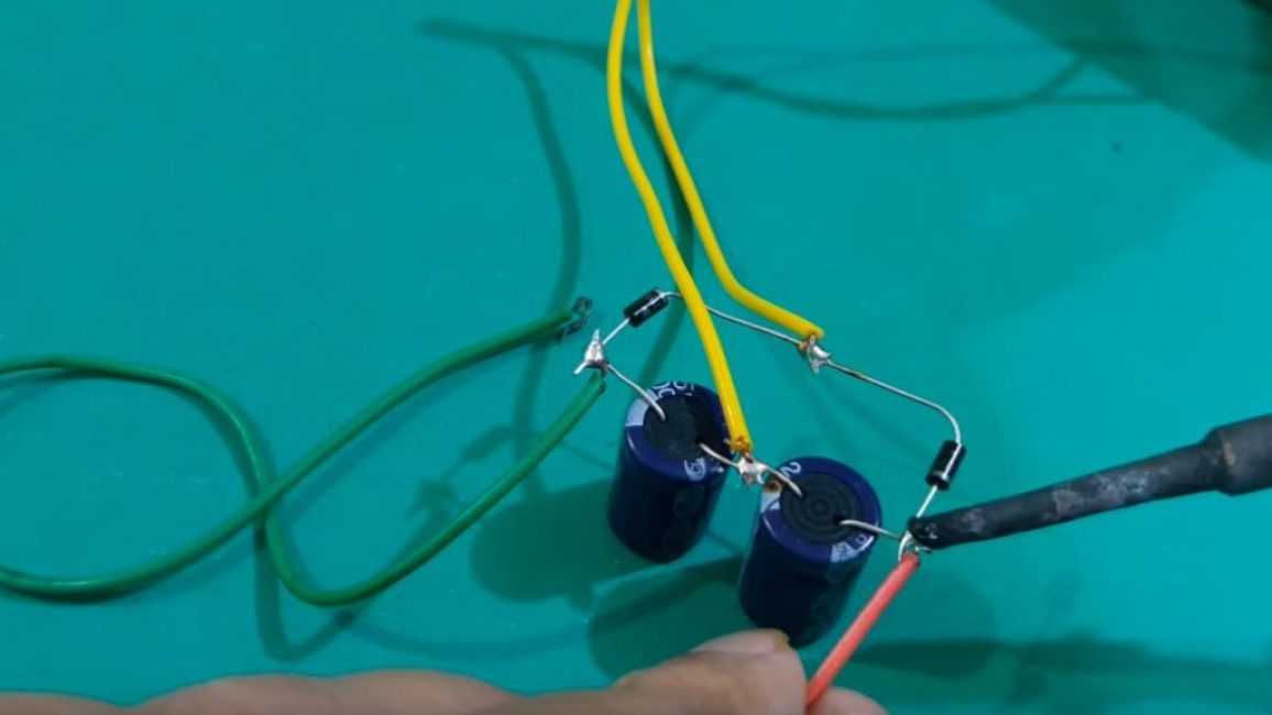 Nous soudons les sorties du transformateur au doubleur