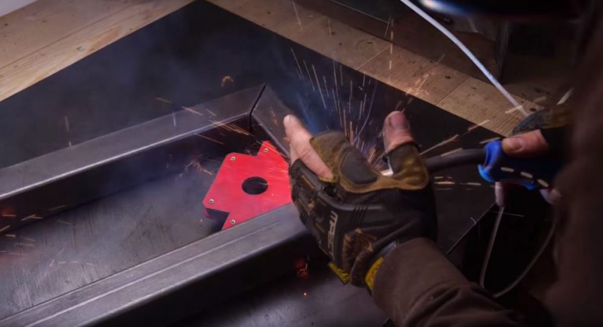 Nous en soudons un cadre rectangulaire