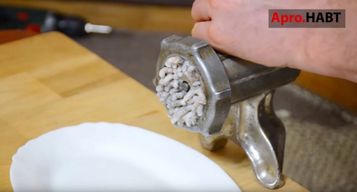 faites défiler un morceau de graisse dans un hachoir à viande