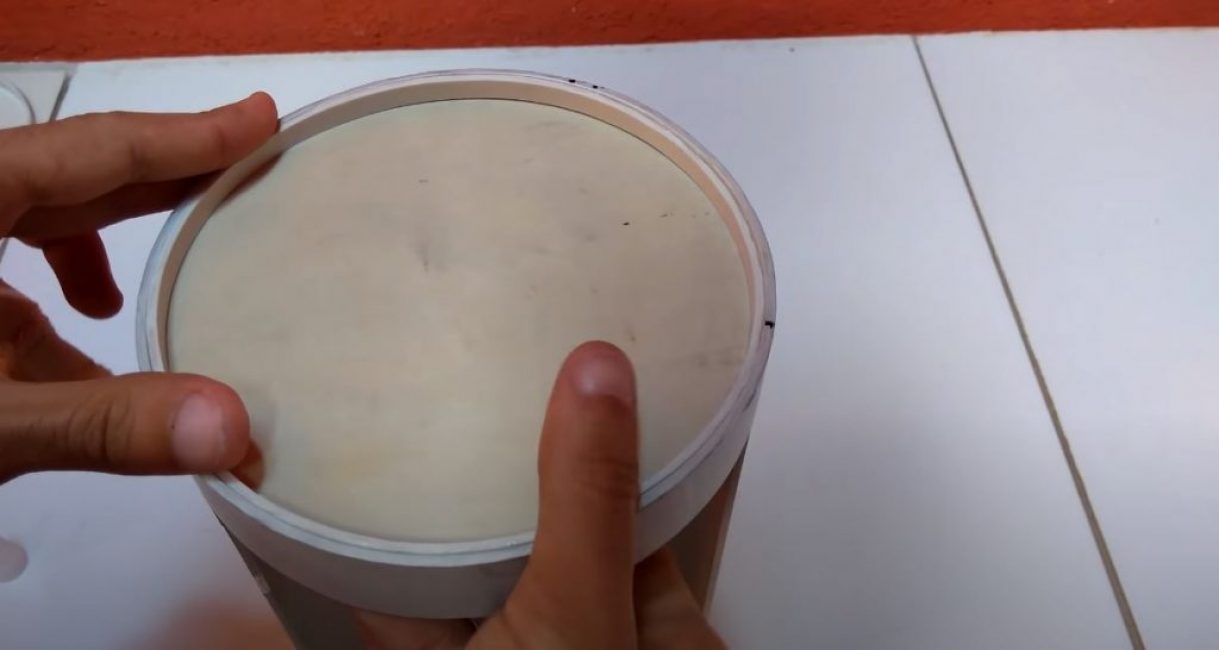 Coller les côtés au corps