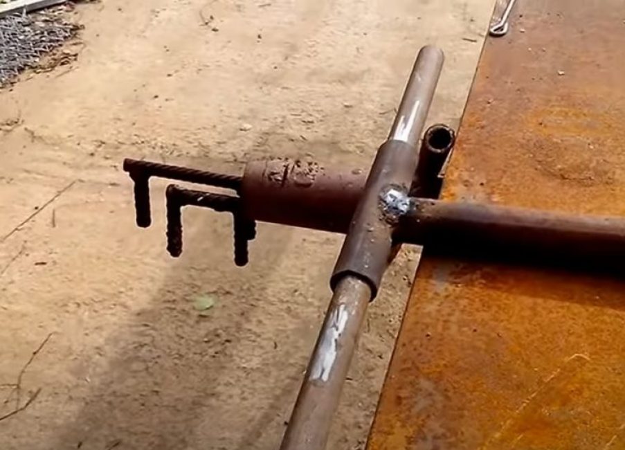 Pour percer, nous insérons un morceau de bois rond en métal dans la manivelle