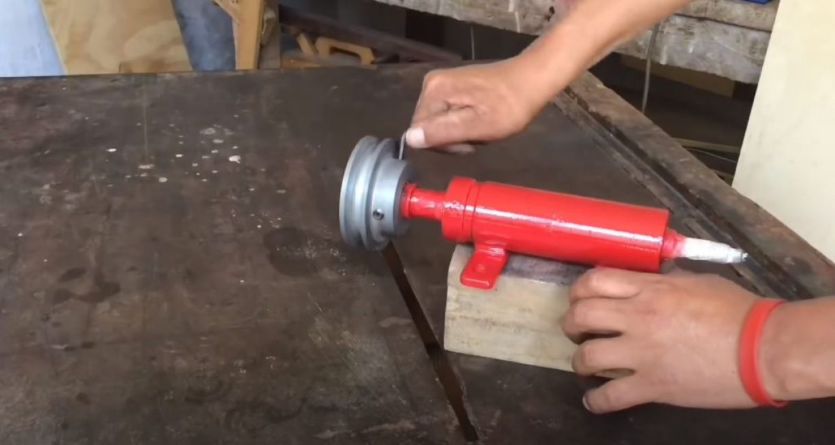 On pose la poulie sur le manchon et on serre les vis de fixation