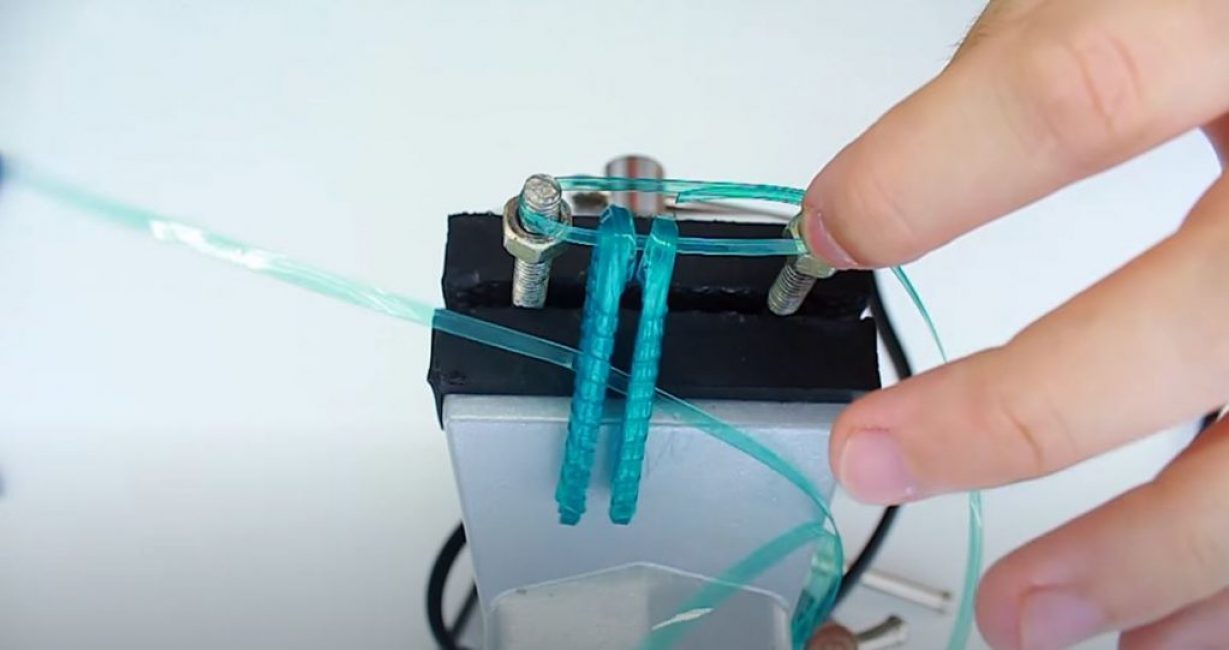 Lors de l'enroulement des spires du troisième maillon, passez le ruban à travers les premier et deuxième maillons