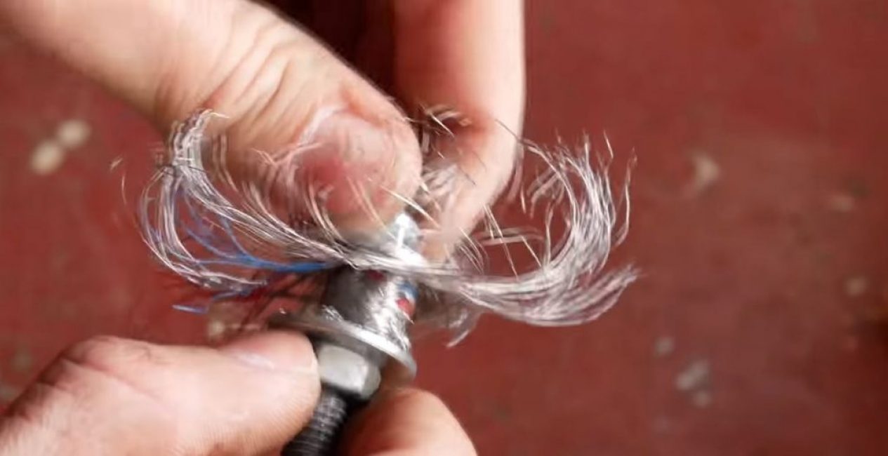 mettre la rondelle et la brosse préparée